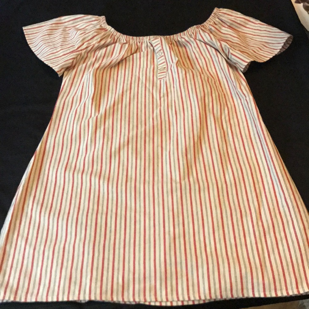 Short dress over shoulders sleeve